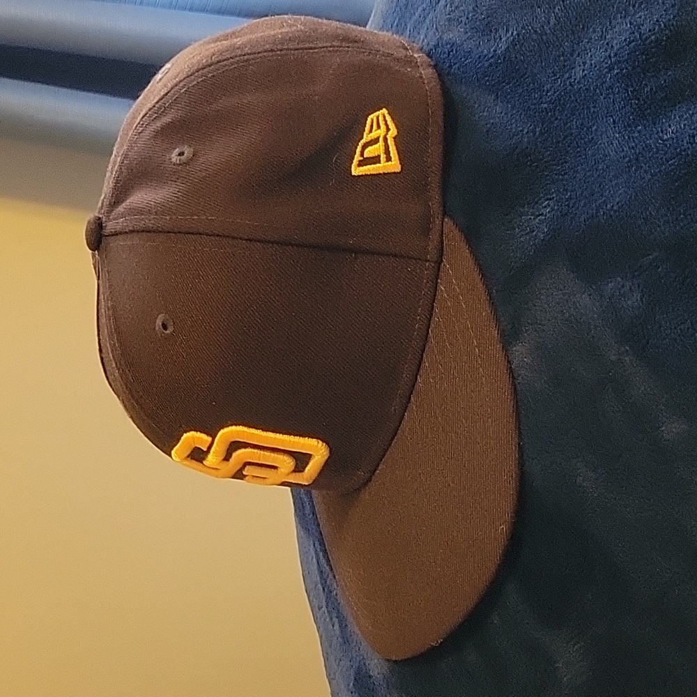 San Diego Padres Snap- back Hat! Excellent Condition!